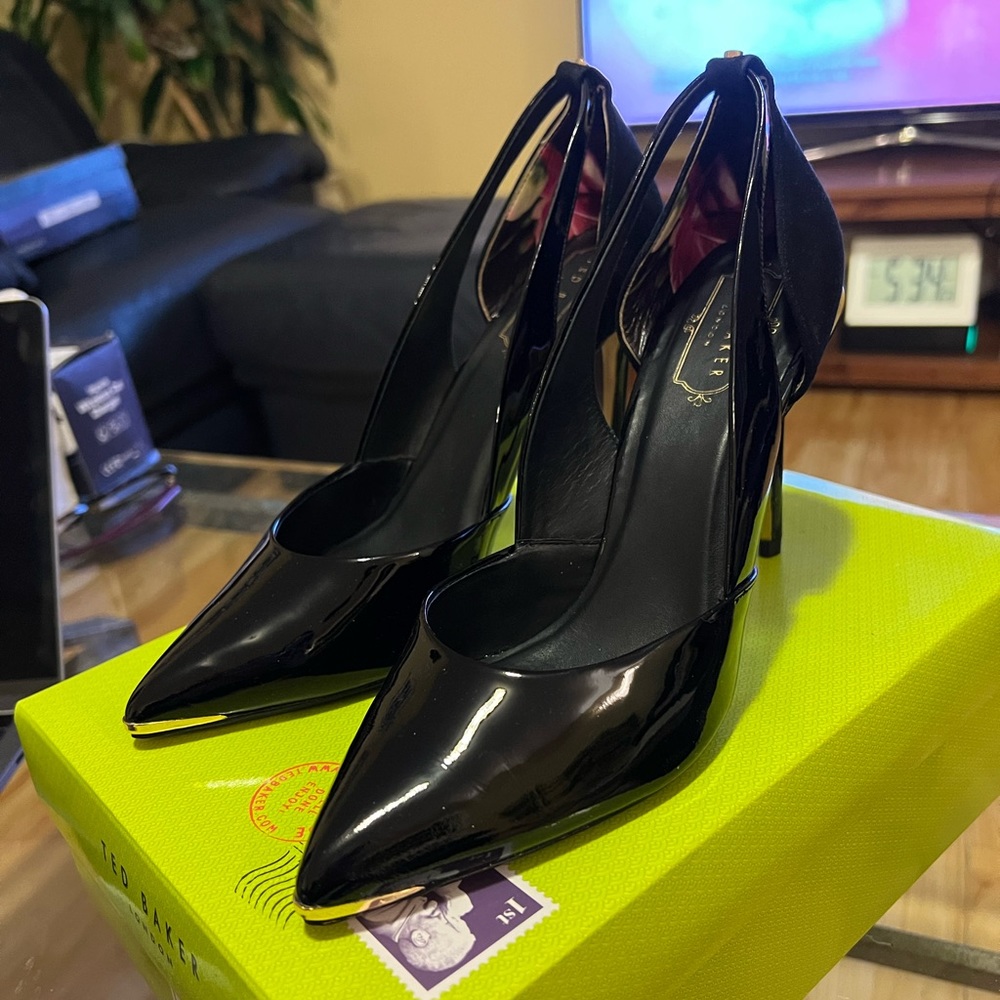 Ted Baker Leather Cutout Pumps in Black Size 8